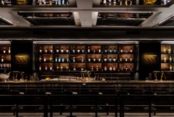 Pesta Rahasia di XXX, Bar Terbaru dari Leon Goldstein