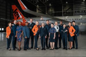 Awak Kabin Jetstar Resmi Kenakan Seragam Baru Rancangan Desainer Genevieve Smart