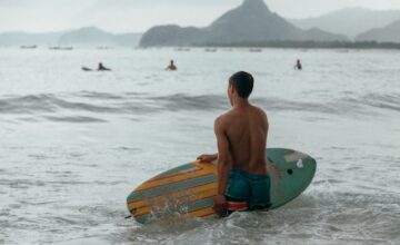 Surfing di Lombok? Pantai ini Cocok Buat Surfer Pemula
