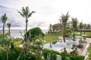 10 Alasan Menginap di Oshom Bali, Surga Tropis di Puncak Tebing Pantai Nyanyi