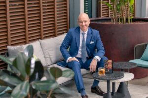 Niall Cowan Pimpin Babak Baru Carlton Hotel Singapore