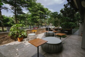 Staycation Lebih Berkelas di Karawang, Delonix Hotel Luncurkan Café dan Virtual Golf