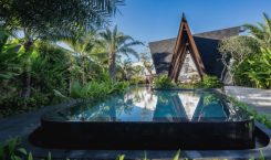 Sebuah Kisah Menjelajah Indonesia di Nuju Uluwatu