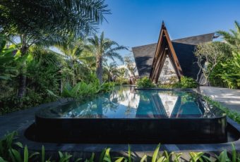 Sebuah Kisah Menjelajah Indonesia di Nuju Uluwatu
