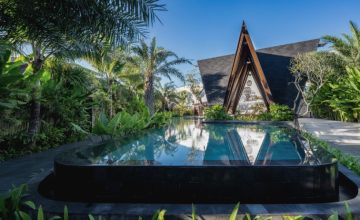 Sebuah Kisah Menjelajah Indonesia di Nuju Uluwatu