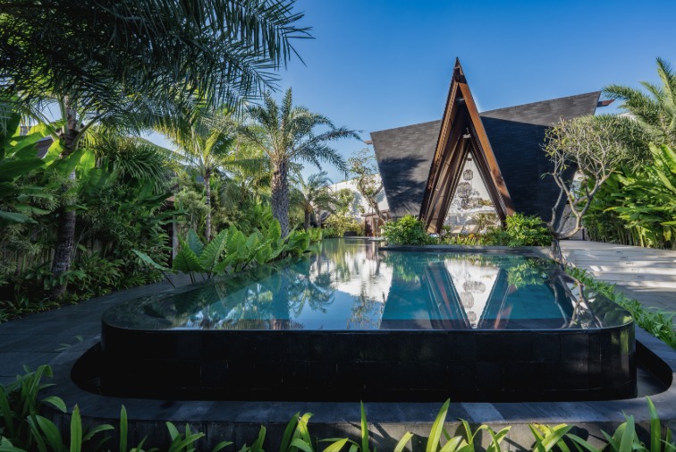 Sebuah Kisah Menjelajah Indonesia di Nuju Uluwatu